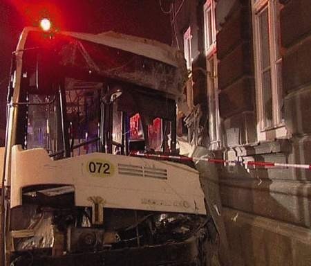 Po zderzeniu z fordem, autobus MZK wbił się w róg kamienicy przy bielskiej ul. ks. Stojałowskiego.	ZDJĘCIE: STUDIO ,AGA&quot;