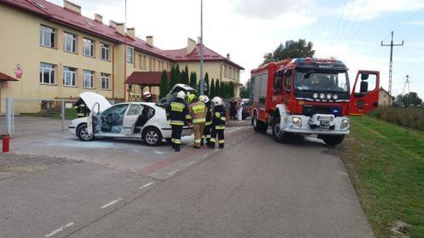 Pożar osobowej skody pod szkołą w Orłach koło Przemyśla [ZDJĘCIA]