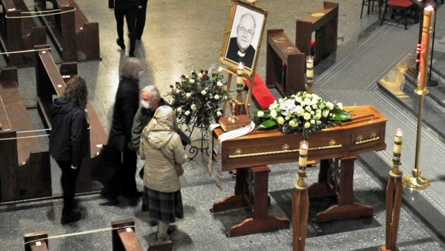Pogrzeb ks. Krzysztofa Ryszki w kościele NSPJ w Bielsku-Białej, gdzie kapłan był proboszczem przez 15 lat