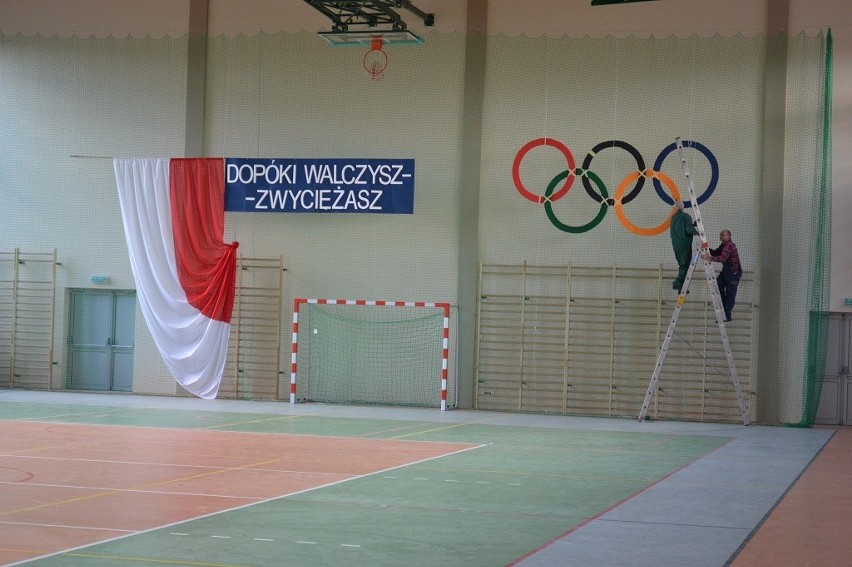 Trwają przygotowania do uroczystego otwarcia sali gimnastycznej przy ZSP w Bytowie.