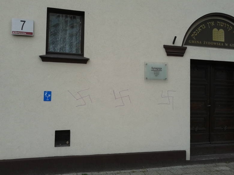 Policjanci zatrzymali 18-latka, który namalował swastyki i symbol SS na gdańskiej synagodze