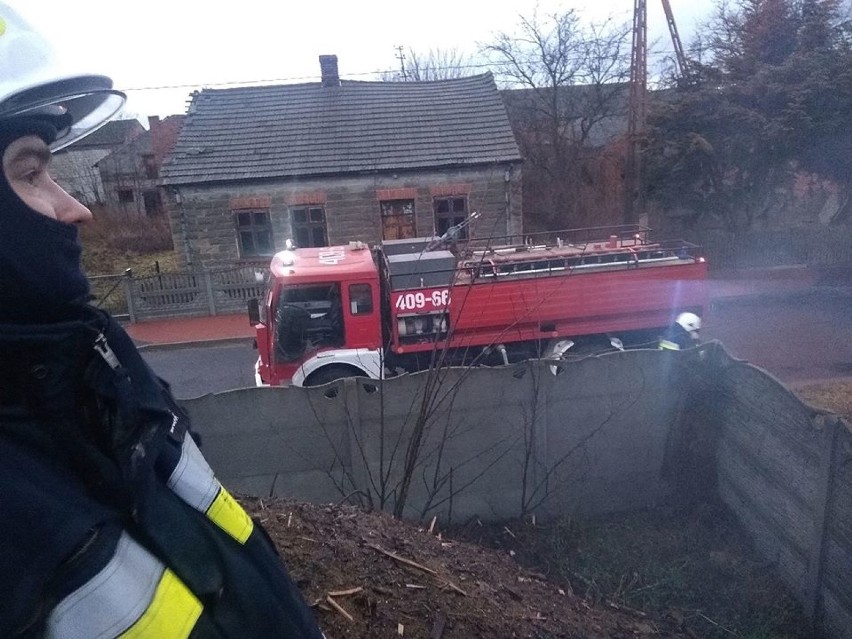 Powiat bełchatowski. Pożar na składowisku trocin