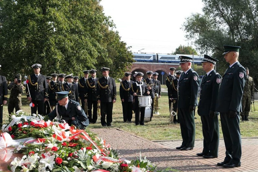 Malbork. 79 rocznica wybuchu II wojny światowej [ZDJĘCIA]. Uroczystości na cmentarzach i pod Pomnikiem Celników Polskich