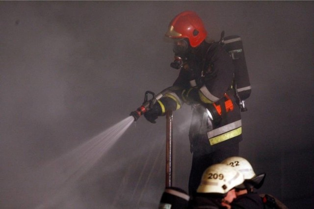 Informacja o pożarze dotarła do strażaków o godzinie 4. 16. Na miejsce przybyły 4 zastępy straży pożarnej.