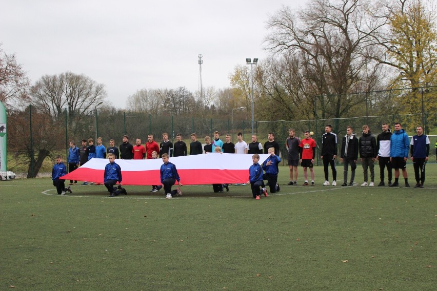 Zagrali w Narodowe Święto Niepodległości. 11 listopada na orliku w Łobżenicy odbył się turniej piłkarski [ZDJĘCIA]