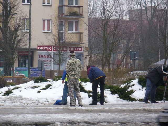 Przez cały dzień bezrobotni sprzątali lód na pl. Konstytucji