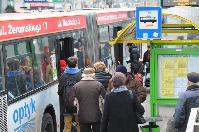 Jakiś czas temu zapytaliśmy zielonogórzan o to co wkurza ich, denerwuje, wyprowadza z równowagi w autobusach MZK. Mieszkańcy Winnego Grodu byli szczerzy. Wymieniali wszystko, każdy szczegół, który powinien zostać zmieniony lub dopracowany. Od braku kultury, przez problemy z połączeniami po brzydkie zapachy wynikające często z braku higieny. Zebraliśmy dla was najważniejsze głosy mieszkańców Winnego Grodu. Czego nie tolerują w MZK? Zobaczcie! >>>

ZOBACZ RÓWNIEŻ: Czy pasażerowie MZK przestrzegają zasady zakładania maseczek w autobusach:
