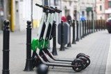 Źle zaparkowane hulajnogi będą odholowywane w Kielcach. Koszty poniesie użytkownik