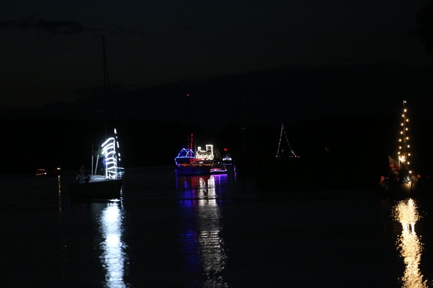 Parada iluminowanych łodzi na Jeziorze Wolsztyńskim.