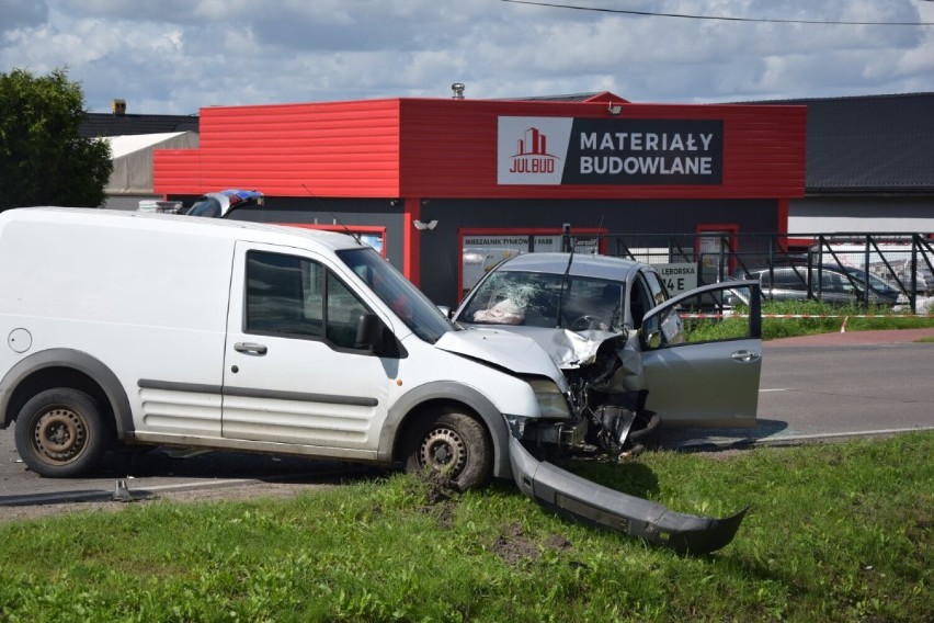 Zderzenie trzech aut w Nowej Wsi Lęborskiej. Jeden z kierowców w szpitalu [WIDEO]