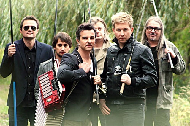 Zespół Loka tworzy sześciu muzyków. W ubiegłym roku umówili się na powstanie grupy przez internet.