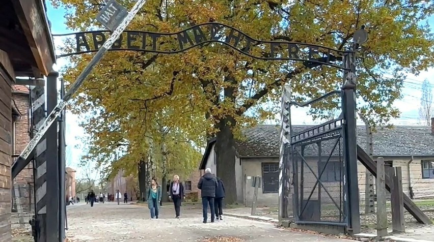 Słynna brama wejściowa do Auschwitz I z napisem "Praca czyni...
