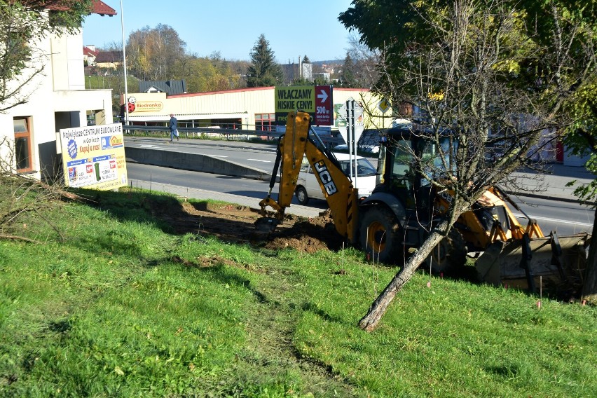 Gorlice. Tutaj stanie lampa Łukasiewicza, która teraz ozdabia kładkę nad ulicą Mickiewicza. Zamontowana zostanie też iluminacja z napisem