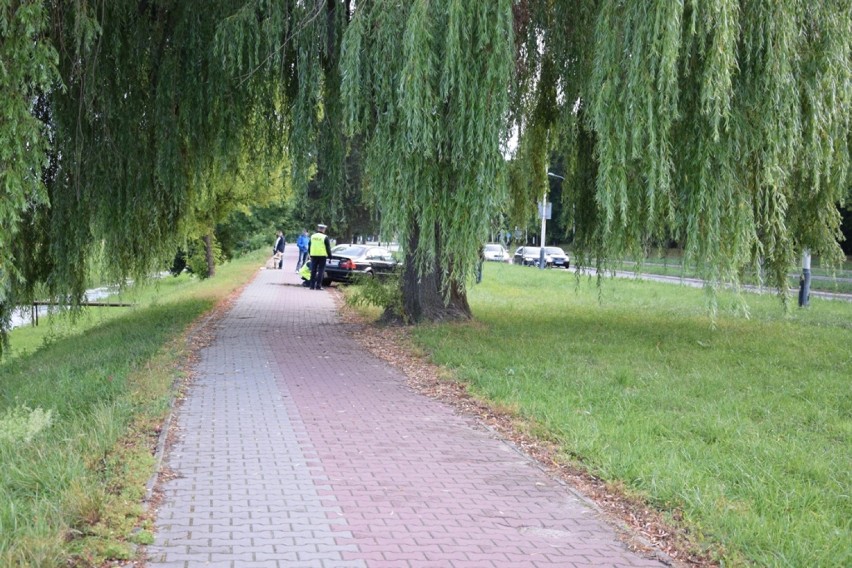 Zamość: BMW stało na ścieżce pieszo rowerowej nad Łabuńką....