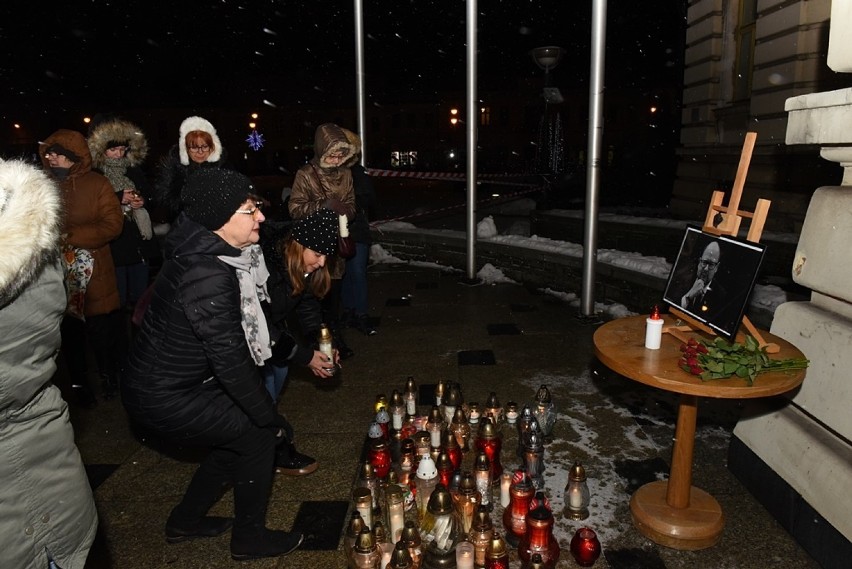 Nowy Sącz. Minuta ciszy i znicze dla Pawła Adamowicza. Sądeczanie zaprotestowali przeciwko przemocy