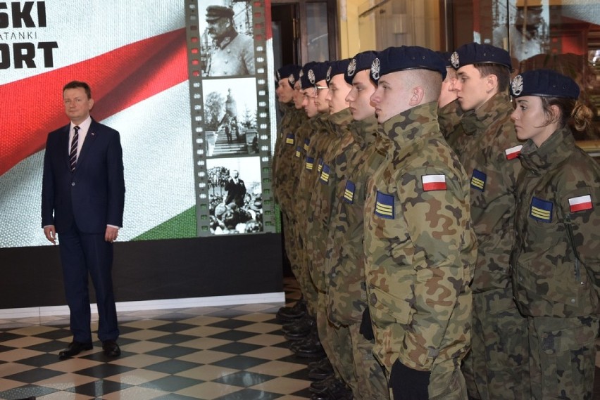 Minister obrony narodowej Mariusz Błaszczak, w towarzystwie...