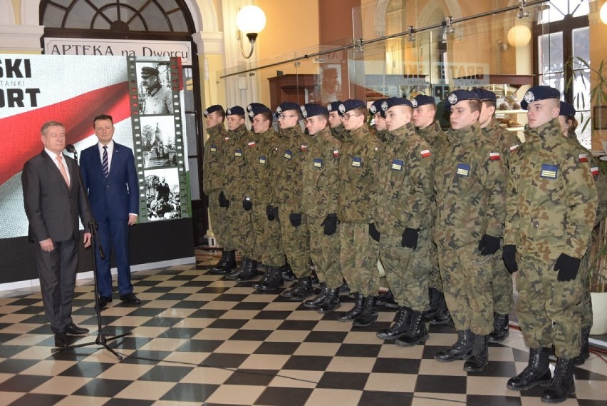 Minister obrony narodowej Mariusz Błaszczak, w towarzystwie...