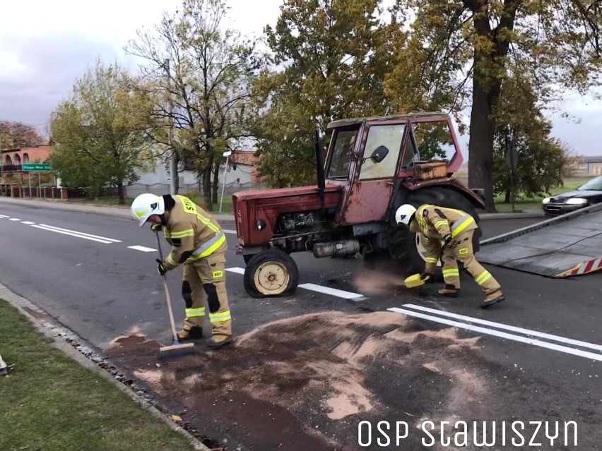 Wypadek w Stawiszynie. Ciągnik przewrócił się na jezdnię. ZDJĘCIA