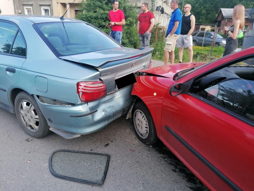 Wypadek trzech samochodów na ulicy Piłsudskiego w Nowej Rudzie 