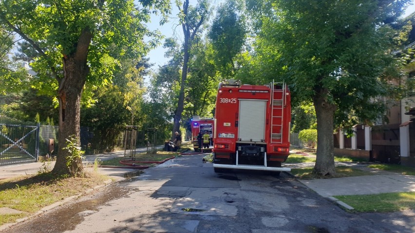 Pożar domu przy ul. Zelwerowicza w Łodzi wybuchł w sobotę 8 lipca wcześnie rano ZDJĘCIA