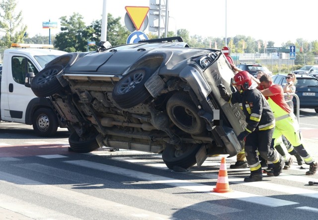 Groźny wypadek przy wrocławskim Stadionie Miejskim. Toyota przewróciła się na bok po zderzeniu z innym autem!