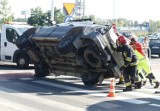 Groźny wypadek we Wrocławiu! Toyota przewróciła się na bok, na przejściu dla pieszych