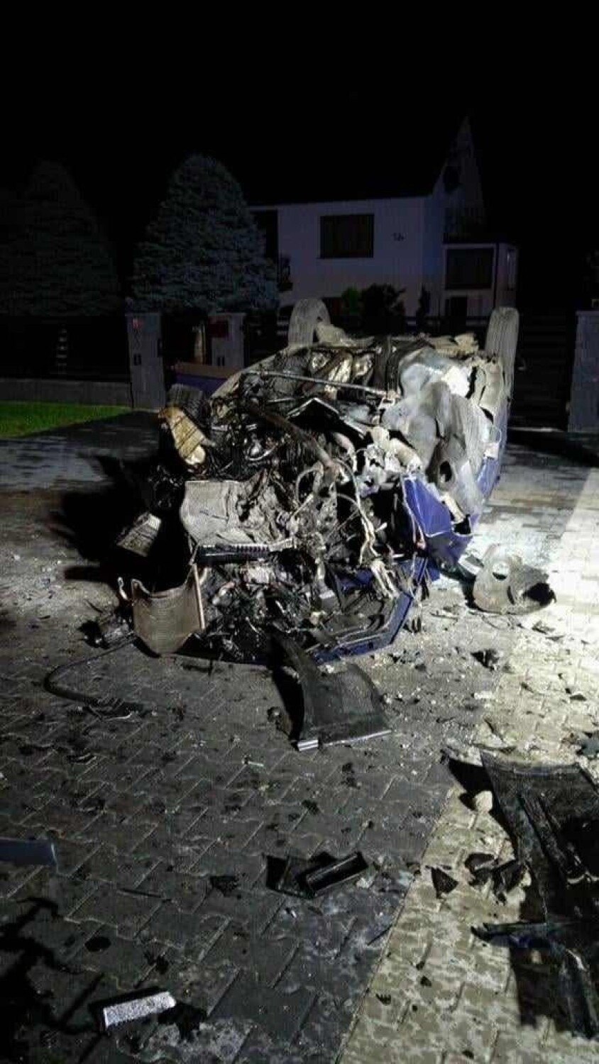 Koszmarnie wyglądający wypadek w Dąbrowie Tarnowskiej. Osobowy volkswagen roztrzaskał się na betonowym mostku i dachował