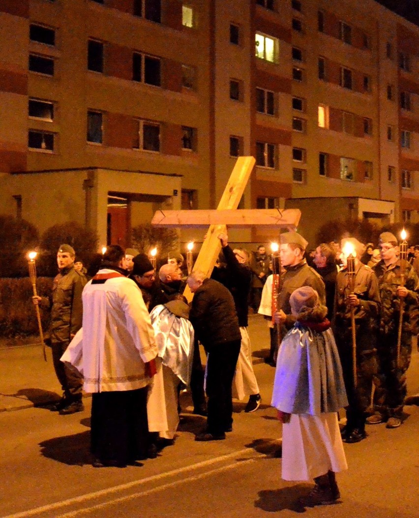 Miejska droga krzyżowa 2016 w Malborku [ZDJĘCIA]. Tym razem od Matki Boskiej do św. Jana