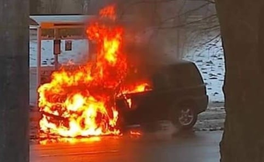 W Żurawicy pod Przemyślem w pobliżu urzędu gminy zapalił się samochód [ZDJĘCIA INTERNAUTKI]