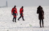 Spacery po skutym lodem Bałtyku są bardzo niebezpieczne