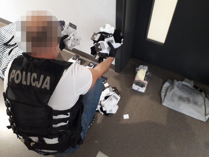 Policja w Kaliszu zarekwirowała podrabianą odzież. 41-letnia...