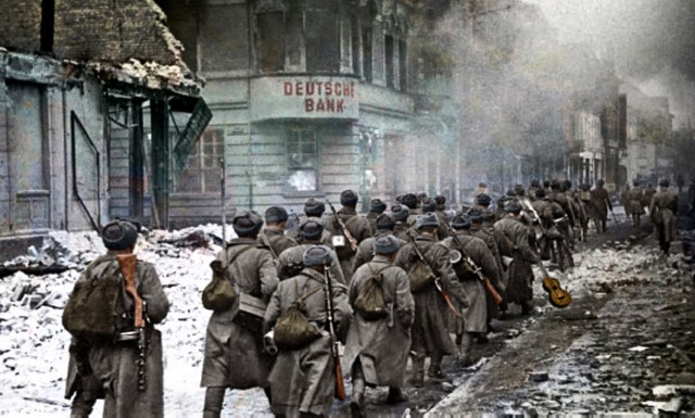 Wojska radzieckie maszerują przez miasto Piła. Luty 1945.