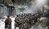 Historia jednego zdjęcia. Wojska radzieckie maszerują przez miasto Piła. Luty 1945