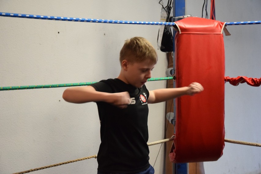 Młodzi adepci boksu na ringu w Amatorskim Klubie Bokserskim w Skierniewicach 