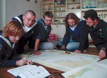 Od lewej: &quot;Mycha&quot;, Arek, &quot;Grucha&quot;, &quot;Kusza&quot; i Wojtek. Pochyleni na mapą ustalają ostatnie szczegóły trasy. foto; IRENEUSZ DOROŻAŃSKI