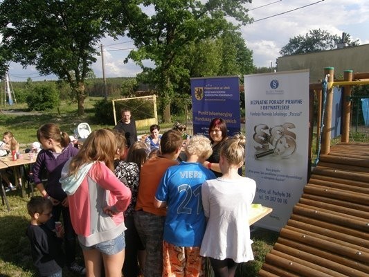 Bezpłatne porady prawne i obywatelskie są promowane także na festynach wiejskich. Na zdjęciu pracownicy fundacji podczas akcji promocyjnej projektu na Festynie Europejskim w Struszewie.