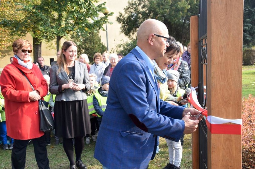 UTW w Chodzieży: Jubileuszowa furtka stanęła w parku przy bibliotece [FOTO]