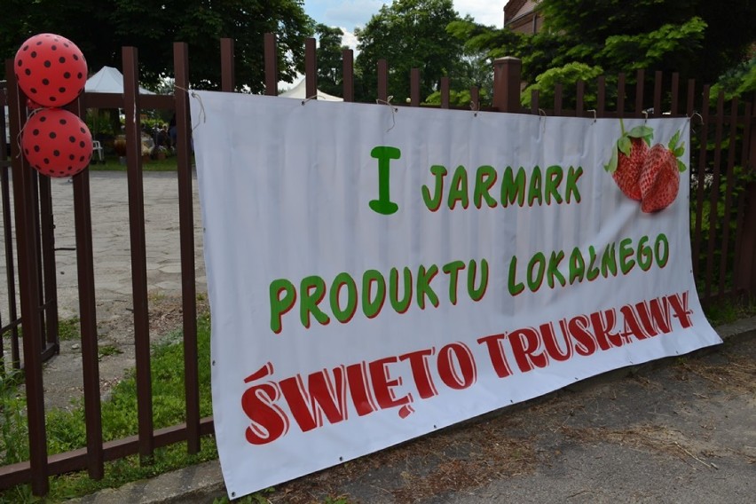 Święto truskawki podczas pierwszego jarmarku produktu lokalnego w Dziadowej Kłodzie (GALERIA)