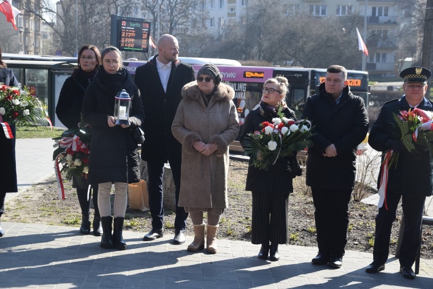 Kwiaty zostały złożone przed pomnikiem Witolda Pileckiego.