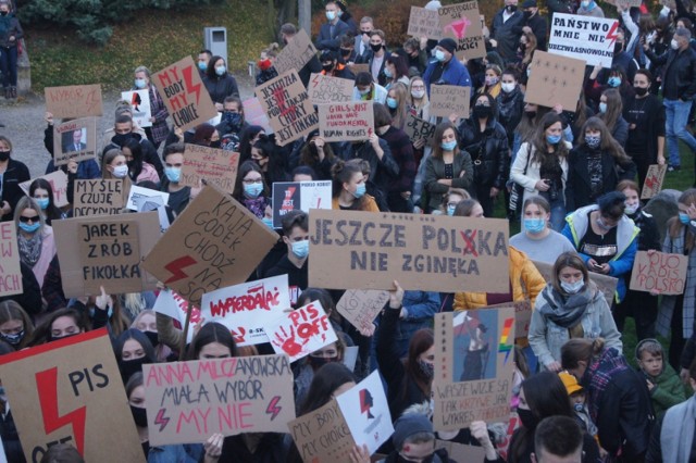 "Wojna trwa". Kolejny protest kobiet na ulicach Radomska i pod biurem poseł Milczanowskiej