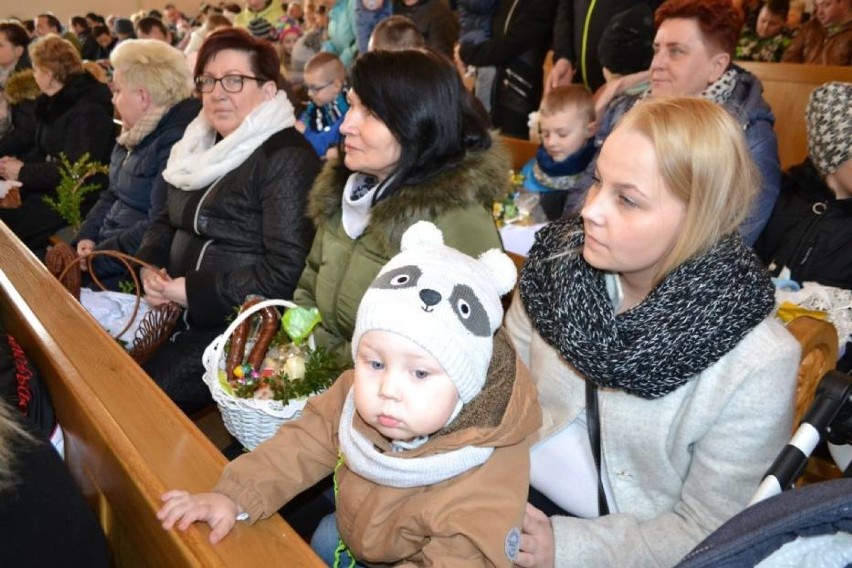 Święcenie pokarmów w parafii w Kiełpinie