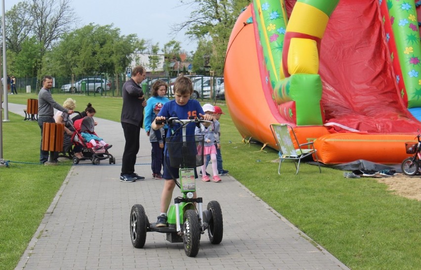 Majówkowy piknik w zbąszyńskich Łazienkach. Gry i zabawy dla dzieci