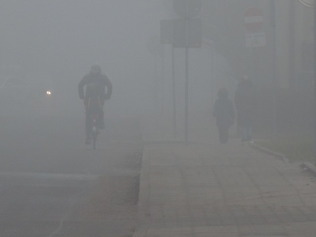 W Świnoujściu gęsta mgła. Zobaczcie, jak tajemniczo wyglądają dziś ulice. Nie widać postaci i pojazdów.