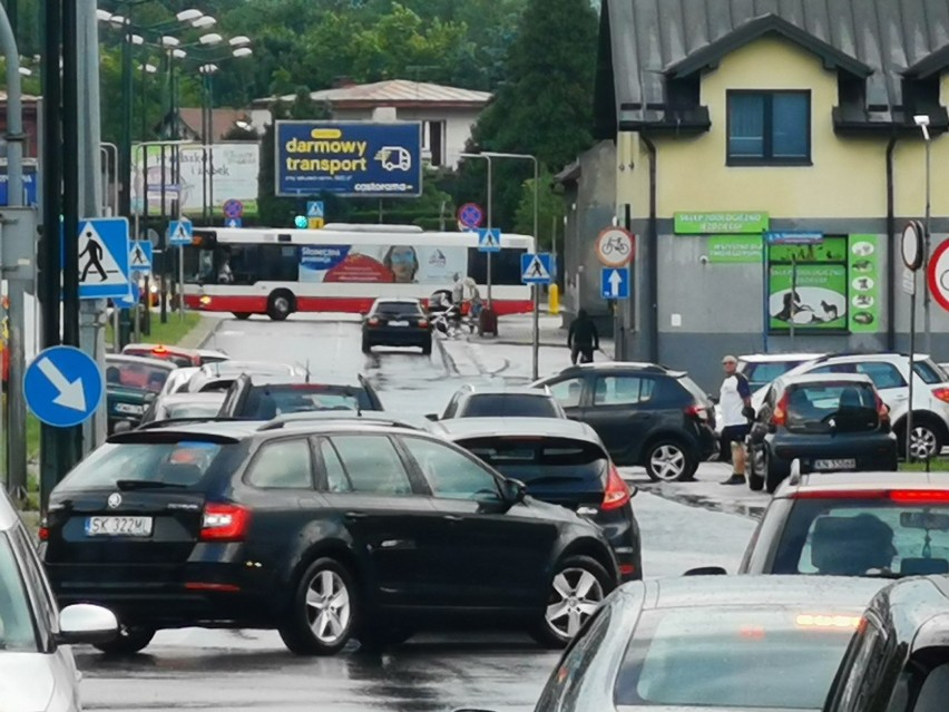 Nowy Sącz. Oberwanie chmury nad miastem. Woda zalała ul. Nawojowską i Królowej Jadwigi, były utrudnienia [ZDJĘCIA]