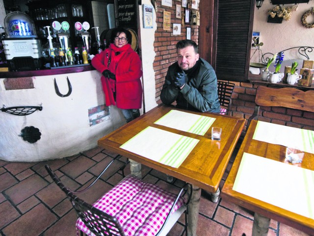 Jolanta Dąbkowska i Paweł Breszka od lat prowadzą restaurację „Casa Nostra” w Darłówku Zachodnim. Niestety, nie łapią się na ulgi, które proponuje rząd mikroprzedsiębiorcom