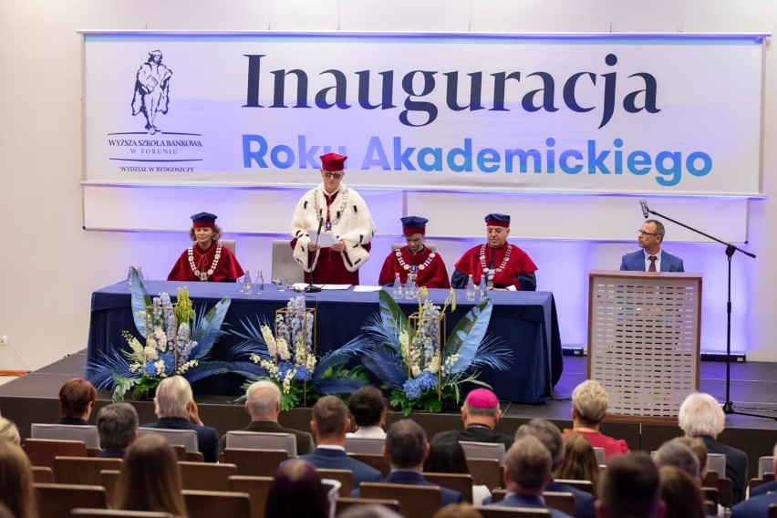 Łącznie w Wyższej Szkole Bankowej w Toruniu i Bydgoszczy...