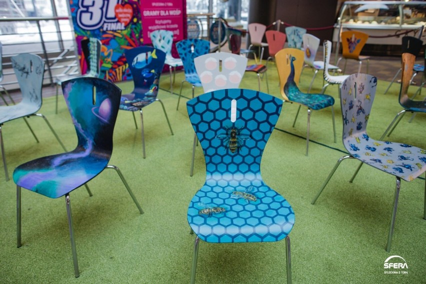 Charytatywna licytacja unikatowych krzeseł w Galerii Sfera. Dochód ze sprzedaży zasili WOŚP
