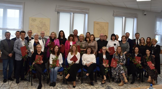 Nauczyciele oraz Dyrektorzy z placówek oświatowych prowadzonych przez Powiat Obornicki otrzymali nagrody i wyróżnienia.