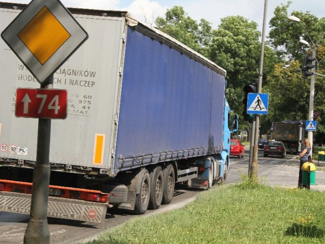 Mieszkańcy ulicy Jesionowej i Warszawskiej w Kielcach skarżą się na ogromne natężenie ruchu i wzrastającą liczbę ciężarówek, których kierowcy jadą z nadmierną prędkością i na czerwonym świetle.
