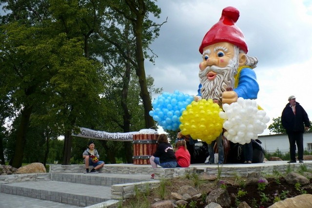 Soluś - największy krasnal na świecie, wpisany do Księgi Rekordów Guinnessa, został wystawiony na aukcji Allegro dla WOŚP.